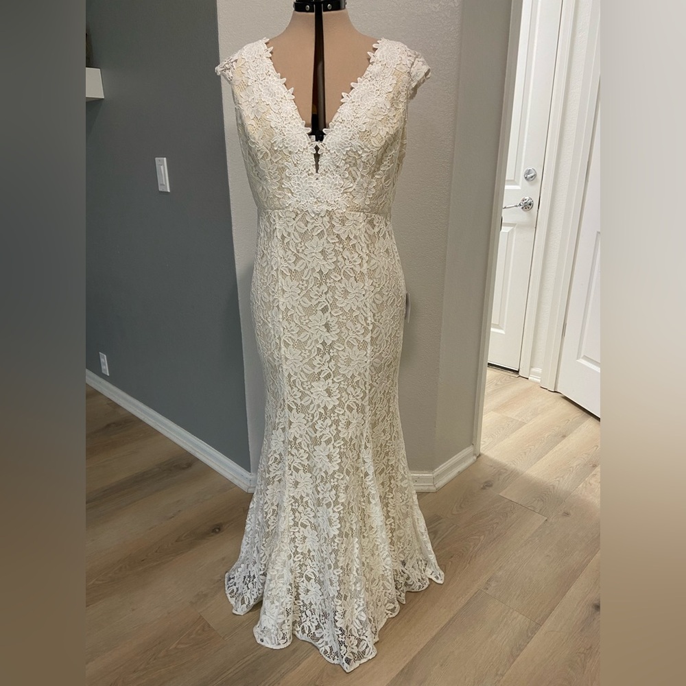 Lulu's Off-White Lace Wedding Gown